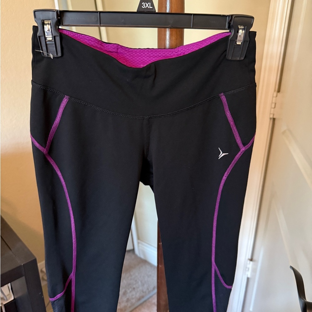 Never worn activewear, knee length track pants by Active, old navy, size small